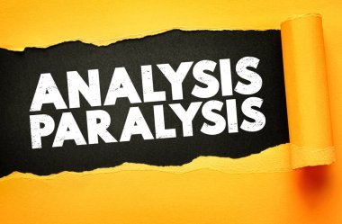 Yırtık kağıt arkaplan altında cesur, sıkıntılı yazı tipiyle AnALYSIS paralisisi. Kararsızlık, aşırı düşünme, tereddüt, gizli mücadeleler ve karar verme engellerini temsil eden yaratıcı bir kavram.