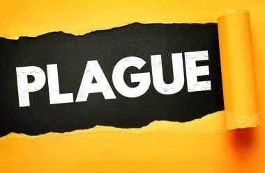 Yırtık kağıt arkaplan altında ortaya çıkan cesur, sıkıntılı mektuplarla veba metni. Salgın, bulaşıcı hastalıklar, salgın, salgın geçmişi, küresel sağlık krizi ve tıbbi farkındalığı gösteren konsept görüntü