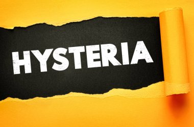 Yırtık kağıt arka planda HYSTERIA kelimesi. Panik, korku, duygusal patlama, kaos, kontrol edilemeyen heyecan, zihinsel durum, stres, endişe veya kitlesel tepki kavramı