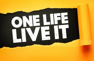 Yırtık kağıt konseptiyle ilgili BİR HAYAT BT metni Yırtık bir yüzey altında ortaya çıkan, motivasyonu, ilhamı, yaşam tarzını, özgürlüğü ve kucaklayıcı fırsatları sembolize eden, sıkıntılı bir tipografi