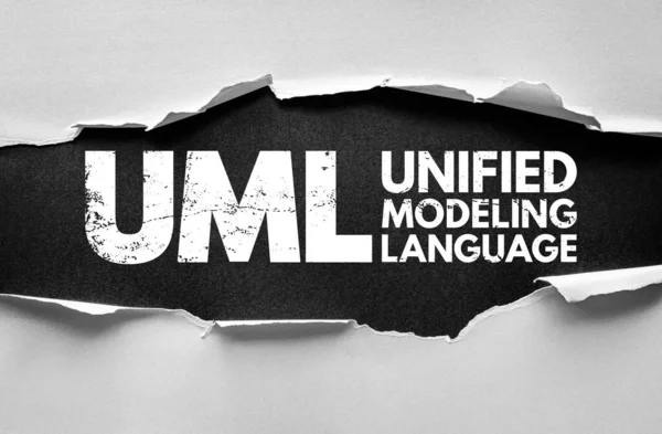 Yırtık kağıt arkaplan üzerinde gösterilen UML Birleşik Modelleme Dili metni, yazılım mühendisliği, sistem tasarımı, programlama, mimari, süreç modelleme, görselleştirme ve geliştirmeyi temsil etmektedir.
