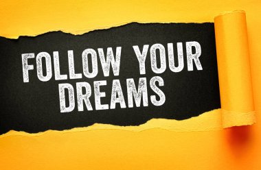 Yırtık kağıt arkaplanındaki rüyanızın metnini takip edin. Motivasyonal ve ilham verici mesaj hırsı, pozitifliği, cesareti, başarıyı, kişisel gelişimi ve yaşam hedeflerini simgeliyor.