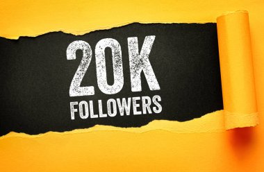 Yırtık kağıt arkaplanda 20K FOLLOWERS metni bulundu. Kilometre taşı başarısını, çevrimiçi nüfuzu, izleyici katılımını ve dijital topluluk oluşturmayı temsil eden sosyal medya büyüme kavramı