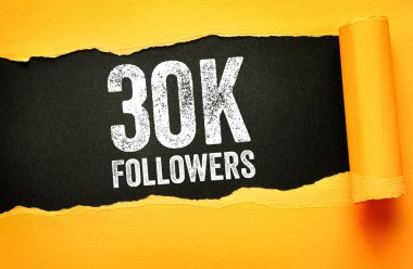 30 bin takipçi yırtık kağıda yazı yazmış. Sosyal medya büyümesini, izleyici katılımını, dijital pazarlama kilometre taşlarını, popülerliği ve cesur tipografi ile çevrimiçi etkiyi sembolize eden kavramsal görüntü