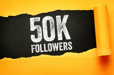 Yırtık kağıt altında, sosyal medya kilometre taşı, topluluk büyümesi, çevrimiçi katılım, dijital başarı ve tanınmayı simgeleyen 50 bin FOLLOWER kalın harflerle yazıldı.