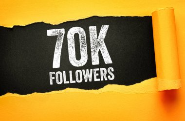 70K FOLLOWERS, büyüyen bir sosyal medya kilometre taşı, toplum genişlemesi, başarı ve seyirci tanıma anlamına gelen, yırtık sarı kağıt altında cesur sıkıntılı yazı tipi görüntülendi