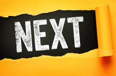 Sonraki metin, yırtık bir kağıt dizaynında gösterilen koyu sıkılmış yazı tipi ile. Yırtılan sayfa etkisi zıt bir arkaplan ortaya çıkarır, gelecek adımları, beklentileri ve yaklaşan fırsatları sembolize eder