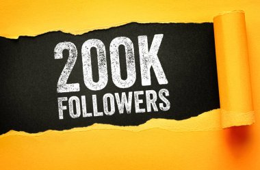 Yırtık bir kağıt tasarımı üzerine 200K FOLLOWERS metni. Yırtık bir yüzey altında ortaya çıkan cesur grunge tipografisi sosyal medya kilometre taşını, çevrimiçi büyümeyi, izleyici erişimini ve toplumsal başarıyı sembolize ediyor.