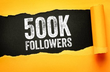 500 bin takipçi, yırtık kağıt tasarımı ile ilgili cesur ve sıkıntılı tipografi içeren metni yayınladı. Sosyal medya kilometre taşı kavramı, çevrimiçi büyüme kutlaması, toplumsal başarı veya ilerleme güncellemesi