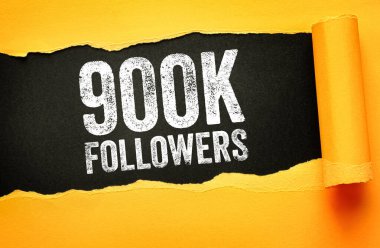 Yırtık kağıt tasarımı üzerine 900K FOLLOWERS metni. Yırtık bir yüzey altında cesur grunge tipografisi, sosyal medya büyümesini, kilometre taşı kutlamasını, seyirci erişimini ve başarıyı sembolize ediyor.