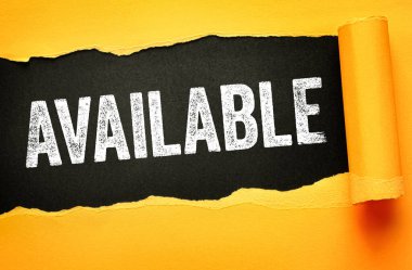 Yırtık kağıt etkisi altında AVALABLE metni açığa çıktı. Hizmete hazır olma, ürün bulunurluğu, iş teklifleri ve erişilebilir alışveriş fırsatları için kavramsal görsel