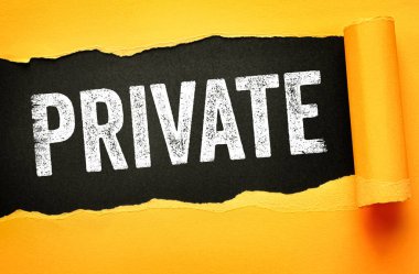 Yırtık arka planda kalın şablon tipografisi ile özel mesaj. Gizlilik, gizlilik, kısıtlı erişim, kişisel bilgi veya gizlilik uyarısı kavramı