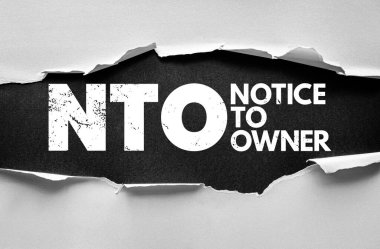 Yırtık kağıt efektinin arkasında NTO 'dan sahibine mesaj var. Mülkiyet, hak, haciz, tebligat, haklar ve gayrimenkul belgelerini kapsayan hukuki ve mülkiyet ile ilgili mesaj kavramı