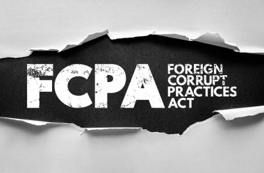 FCPA Yabancı Yolsuzluk Uygulamaları Yasası metni yırtık kağıt üzerine. Hukuki uyum, kurumsal sorumluluk, rüşvet karşıtı ve küresel iş yönetmelikleri kavramı