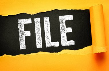 Yırtık bir kağıt arkaplanda dosya metni görüntülendi. Belgeler, klasörler ve bilgi depolamayı temsil eden basit ofis ve organizasyon kavramı