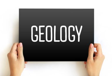 Elle tutulan kartlardaki jeoloji metni. Toprak bilimini, kayaları, mineralleri ve doğal süreçleri temsil eden kavramsal görüntü. Eğitim ve araştırma temaları için kullanışlı