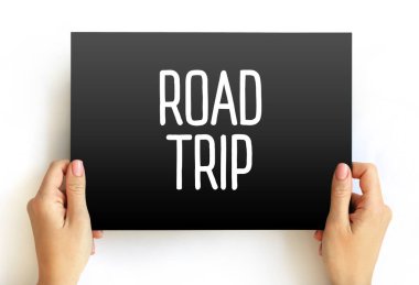 Yolculuk sözcükleri el ele tutuşma kartında. Seyahat, macera, keşif ve araba yolculuğu kavramı. Tatil, eğlence, turizm ve yaşam tarzı temaları için ideal