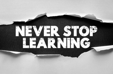 Yırtık kağıdın arkasında mesaj öğrenmeyi asla bırakma. Büyüme, eğitim, bilgi, kişisel gelişim ve yaşam boyu beceriler için motive edici bir ifade. Okullar, şirketler ve posterler için ideal