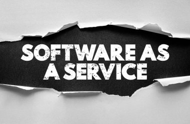 SOFTWARE Yırtık kağıt arka planda bir servis metni olarak. SaaS teknoloji iş konsepti bulut hesaplama, abonelik modeli ve dijital yenilik