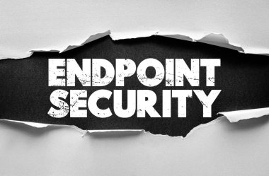 Yırtılan kağıt üzerindeki son nokta güvenlik metni. Cihazlar, ağlar ve dijital veri savunması için siber güvenlik ve bilişim koruma kavramı