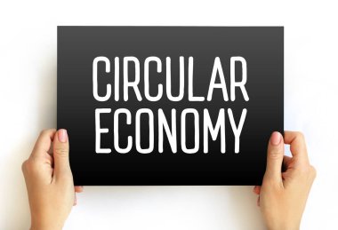 CIRCULAR ECONOmy metni gemide elle tutuluyor. Sürdürülebilir kalkınma, geri dönüşüm ve yeşil yenilik kavramı. Modern çevre dostu fikir
