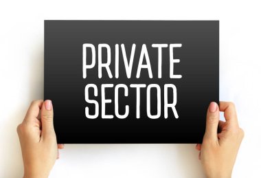 Özel sektör metni elle tutulan bir tahtada. İş, kurumsal ekonomi, sivil toplum kuruluşları, endüstri, girişimcilik veya işgücü istihdamı kavramı