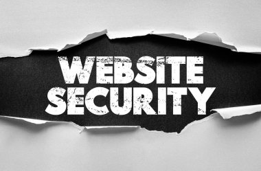 Yırtık kağıt arkaplan üzerine web sitesi güvenliği metni. Dijital güvenlik ve veri koruma farkındalığı için cesur grunge tipografisinde siber koruma ve çevrimiçi güvenlik mesajı