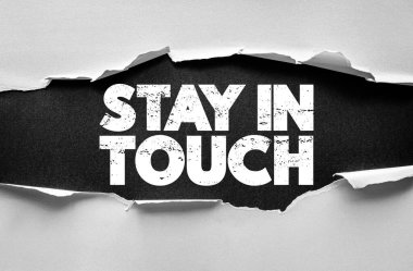 Yırtık kağıt arkaplanda iletişimde kalın. Kişisel ve iş bağlantısı için kalın grunge tipografisinde iletişim ve ilişki geliştirme konsepti mesajı hatırlatıcılarName