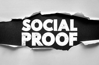 Sosyal Kanıt konsepti. Siyah arka planda cesur grunge metni sosyal kanıtını gösteren yırtık bir kağıt. Pazarlama, nüfuz, güven, markalaşma ve iş stratejisi kavramı