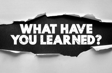 Ne öğrendiniz? Yırtık kağıt tasarımı olan metin. Güçlü etkili tipografide yansıtıcı öğrenme, eğitim, deneyim ve bilgi geliştirme mesajı