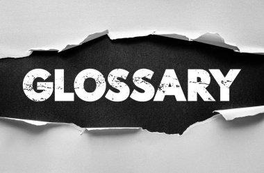 Yırtık kağıt arkaplanda sözlük gösterimi. Bilgi, öğrenme veya referanslar için kullanılan tanımlar, sözlük, iş açıklamaları, eğitim ve terminoloji kavramı