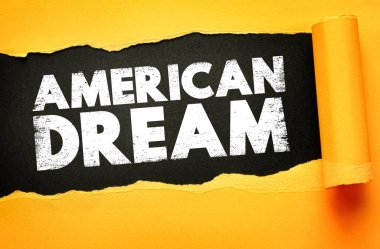 Amerikan Rüyası metni yırtık kağıt üzerinde. Arzu, fırsat, özgürlük ve ulusal refah ve başarı vizyonunun sembolü