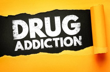 Yırtık arka planda kaba tipografi olan Uyuşturucu Bağımlılığı metni. Sağlık krizi, bağımlılık, farkındalık, rehabilitasyon ve sosyal sorunları temsil ediyor