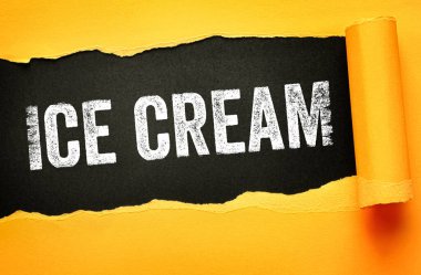 Yaratıcı yırtık kağıt tasarımı ve sıkıntılı harflerle ICE CREAM tipografisi. Tatlılar için sembolik konsept, dondurulmuş ikramlar, yaz içeceği, ve tatlı hoşgörü pazarlaması