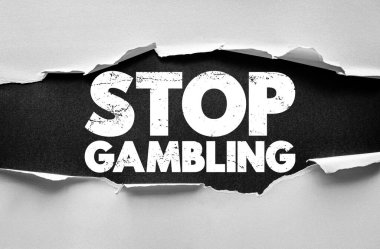 Yırtık kağıt altında kalın kaba harflerle yazılmış GAMBLING cümlesi. Bağımlılığı önleme, farkındalık, sorumlu davranış, zihinsel sağlık ve yaşam kontrolü kavramı