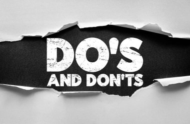 DOS ve DONTS, yırtık kağıt yüzeyinden görülebilen kalın çatlak biçiminde metin. Rehberler, kurallar, kısıtlamalar ve mesleki talimatlar için kavramsal hatırlatıcı mesaj