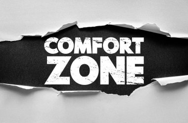 Yırtık bir kağıdın altında, sıkıntılı yazı tipiyle yazılmış konforlu bölge metni. Kişisel gelişim, büyüme, engelleri aşma ve başarıya adım atma konusunda motive edici bir hatırlatma.