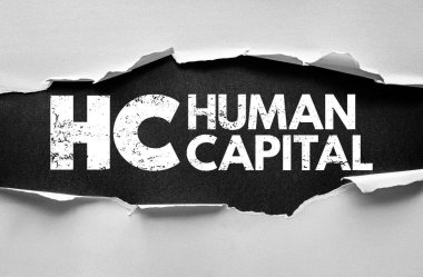 Yırtık kağıt efektli HC İNSAN CAPITAL metin görüntülendi. İşgücünü, çalışanlarını, iş kaynaklarını, becerilerini ve yetenek gelişimini temsil eden sembolik imaj