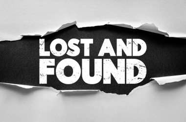 KAYIP ve Yırtık kağıt dizaynı altında sıkıntılı efektli kalın metin bulundu. Toparlanma, yeniden keşfetme, esneklik, umut, yaşam değişimi ve yeniden kazanma fırsatları veya anlamı.