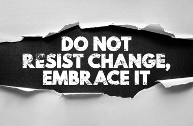 Değişikliğe direnme, Kucaklaşma yırtık kağıt arkaplan içinde grunge kalın harflerle metin. Adaptasyon, büyüme ve pozitiflikle ilgili ilham verici motivasyon alıntısı