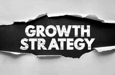 Kalın yırtık kağıttaki büyüme stratejisi kelimeleri tarzını ortaya koyuyor. İş sunumları, kurumsal planlama, ekonomik genişleme, pazarlama kampanyaları ve liderlik geliştirme görselleri için harika