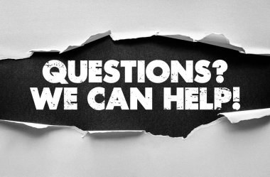 - Sorular mı? Yardım edebiliriz! Yardım edebiliriz! Yırtık kağıt üzerindeki mesaj mesajı gösteriyor. Hizmet, iş ve FAQ iletişimi için müşteri desteği, rehberlik ve yardım kavramı