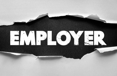 Kağıt yırtılmış arka planda EMPLOYER kelimesi. Liderliği, işe alımı, yönetimi, insan kaynaklarını ve kurumsal sorumluluğu sembolize eden cesur dokulu mektuplara sahip işyeri konsepti