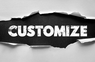 Yırtık kağıt arkaplanındaki kelime. Kişiselleştirmeyi, eşsiz tasarımı, özel çözümleri, yenilikleri ve yaratıcı iş kavramlarını sembolize eden sıkıntılı mektuplar.