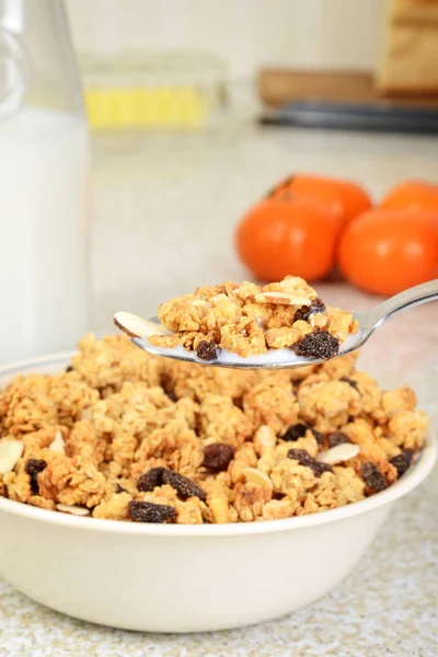 Cereales Almendras Pasas Granola Una Cuchara Con Leche — Foto de Stock