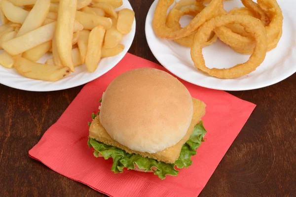 レタスとチーズの上面フィレット魚サンドイッチ — ストック写真