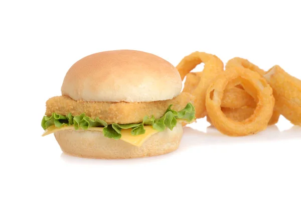 洋葱圈鱼三明治 — 图库照片