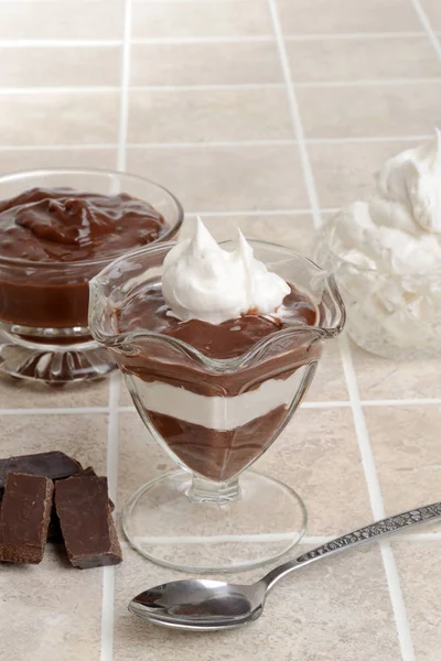 Close Chocolate Parfait Com Colher — Fotografia de Stock