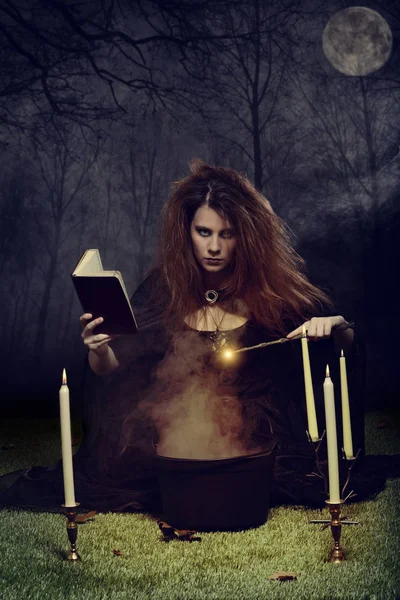 巫婆在晚上使用魔术用魔杖 — 图库照片