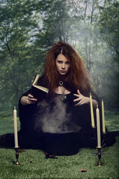 Ormandaki Kitap Kazan Büyü Ile Cadı — Stok fotoğraf